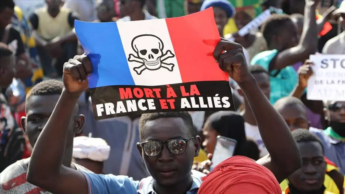 Afrika, Fransa'nın Soluğunu Kesiyor