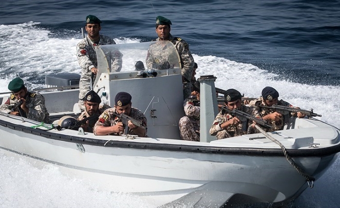 Amerikan Savaş Gemileri İran Hücumbotlarına Ateş Açtı