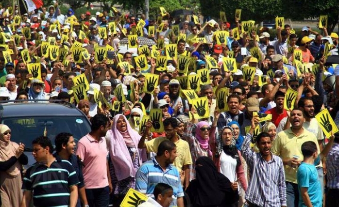 Devrimciler Mısır Meydanlarını Boş Bırakmıyor