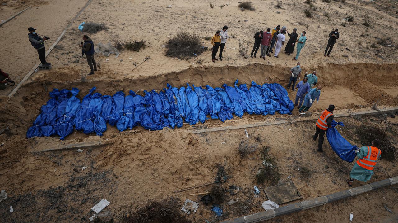 Gazze'de Şehitler İçin Toplu Mezar Açıldı