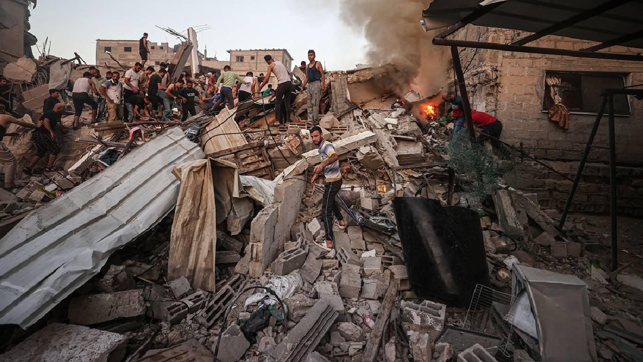 İsrail, Gazze'deki Okulu Bombaladı