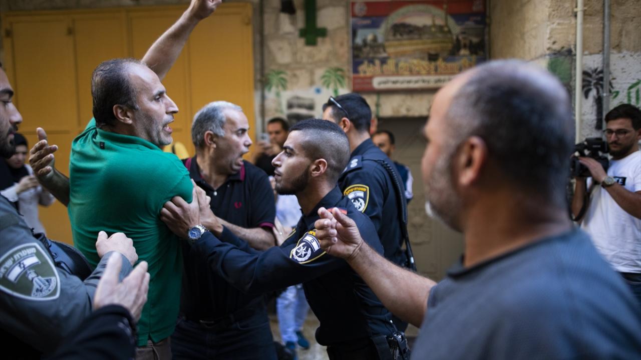İsrail Polisi, Müslümanları Zorla Aksa'dan Çıkardı