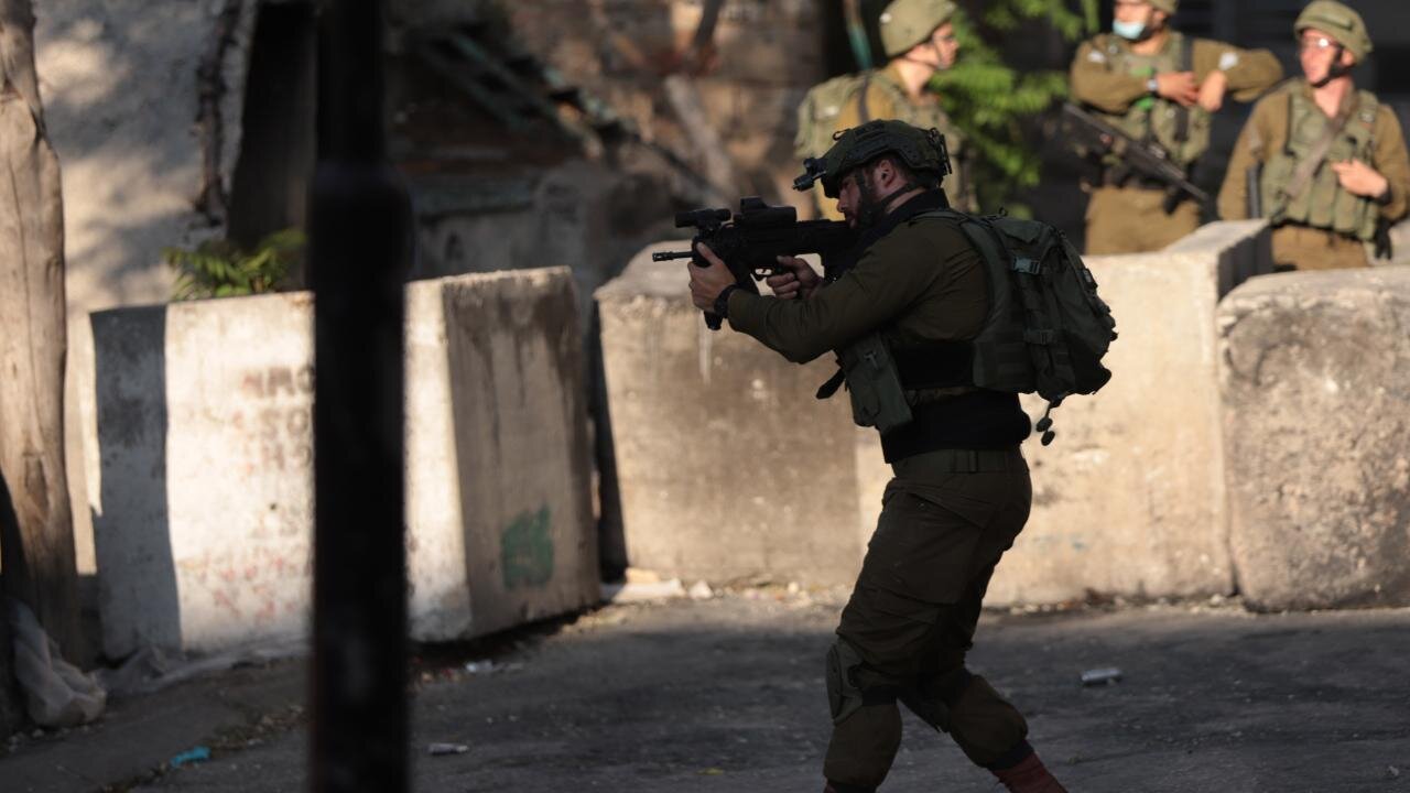 İsrail Polisi, Silahını Kaptırdı