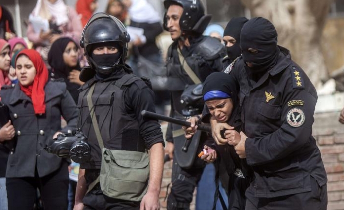 Mısırlı subaylar işkenceyi eğlenceye dönüştürdü