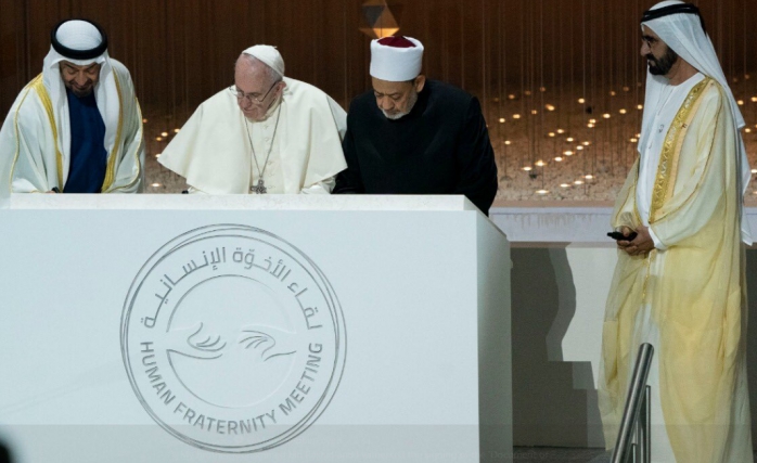 PAPA VE EZHER ŞEYHİ, İNSAN KARDEŞLİĞİ KONFERANSI’NDA BİR ARAYA GELDİ