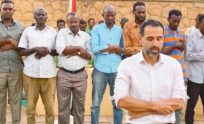 Sudan'ın İngiltere Büyükelçisini Sınır dışı Etmek için Ayağa Kalktılar 