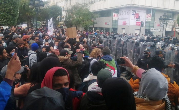 Tunus'ta Sokağa Çıkma Yasağı Protestoya Dönüştü