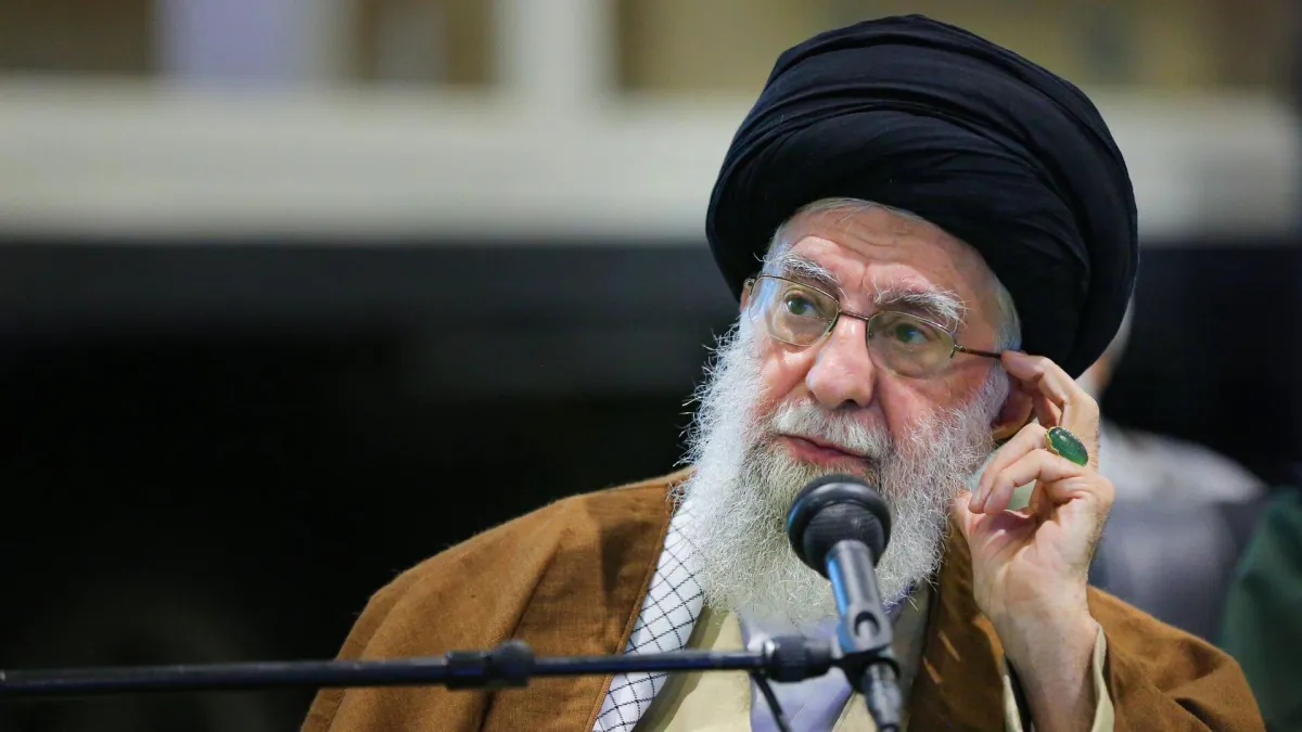 Ayetullah Hamaney'e Instagram ve Facebook'tan Engel