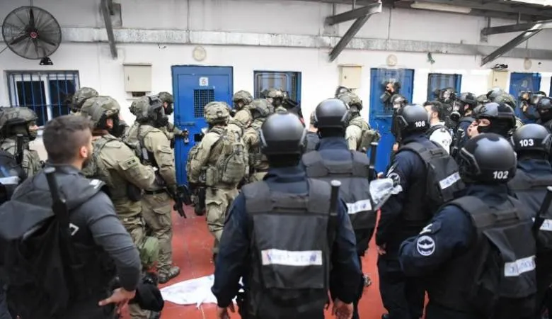 İsrail, Filistinlilerin Kaldığı Hapishaneyi Bastı!