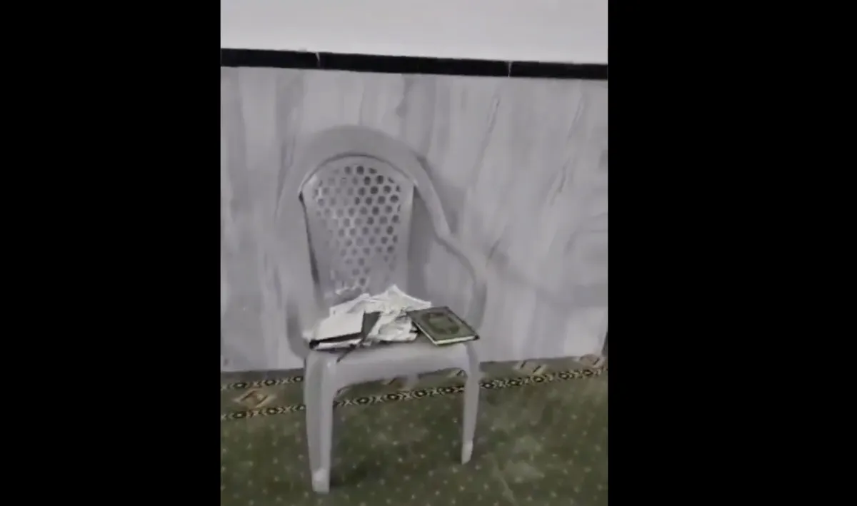 Siyonistler Camide Kur'an'ı Kerim Yırttı