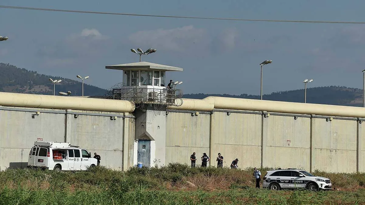 İşgalci İsrail Tutsakları Gilboa'ya Naklediyor